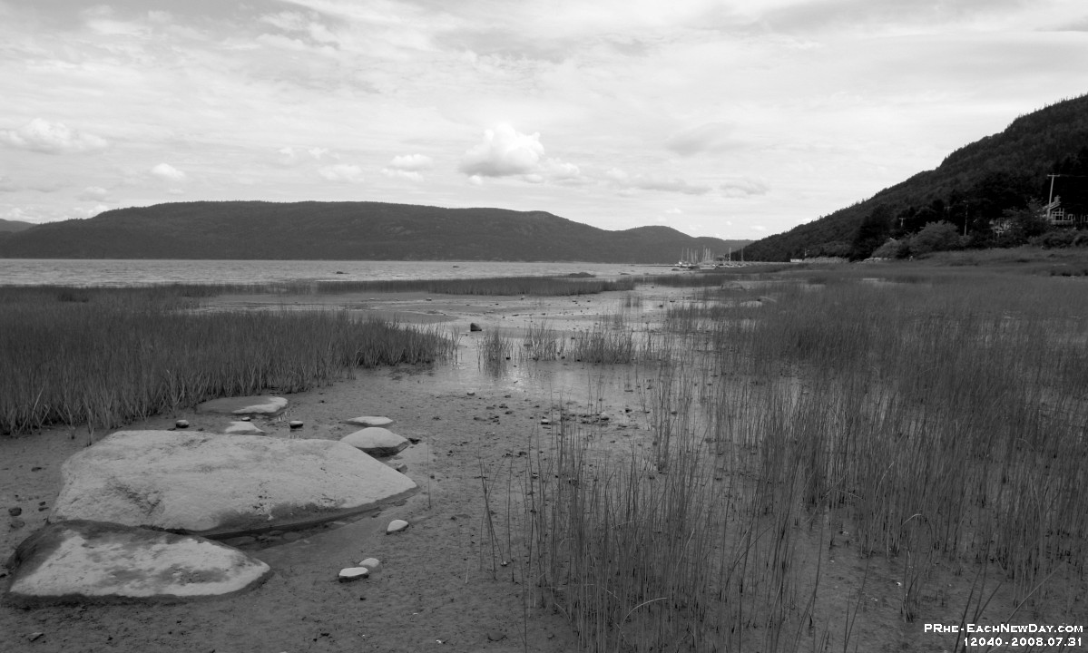 12040CrBwLeSh - Low tide, walking along the Saguenay River, L'Anse-Saint-Jean